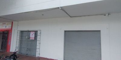Local comercial de dos niveles de 228 m2,  cuenta con amplio salon y un baño, en el segundo piso: salón, un baño, oficina y cocineta. excelente ubicación al norte, zona comercial e industrial, barrio La Concepción.