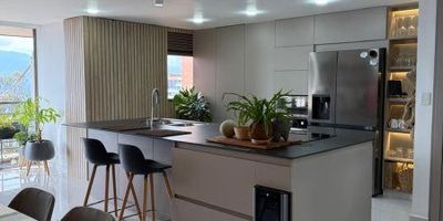 Área de 118 mts, 2 alcobas, 2 baños, sala comedor, cocina integral (isla), biblioteca, zona ropas, balcones, 2 parqueaderos, cuarto útil, 8 piso por ascensor
Cada alcoba con balcón, la biblioteca puede ser 3 alcoba - alacena, vista a la ciudad
Unidad cerrada con portería 24h, circuito cerrado de TV, 2 piscinas, turco, sauna, 2 gimnasios, juegos infantiles, cancha squash, salón social, amplias zonas verdes
Cerca del CC. El Tesoro, colegios, universidades, clínicas y fácil acceso a rutas de trasporte