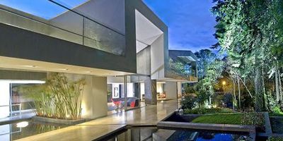 Espectacular propiedad en una de las áreas mas exclusivas de Bogotá, diseñada por un reconocido arquitecto colombiano y galardonado con importantes premios de arquitectura. La casa cuenta con todos los lujos y comodidades imaginables distribuidos en sus tres niveles. en el primer nivel cuenta con ocho parqueaderos, piscina climatizada, dos cuartos de servicio con baño, en el segundo nivel dos salas con una chimenea de diseño, cocina social abierta, ventanales de doble altura por todos los lados.