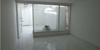 Casa con espacios adecuados para consultorio o oficina, en zona residencial, oficinas con divisiones.