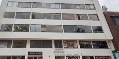 Se arrienda oficina ubicada en el sector El Retiro, con un área de 20 m² en un edificio con consultorios y espacios profesionales. El inmueble cuenta con área abierta para adecuación según las necesidades del usuario, baño privado, cocineta, cortina instalada y pisos en cerámica. No dispone de parqueadero. Se entrega con acabados y es ideal para actividades administrativas o profesionales que requieran un espacio funcional y bien ubicado. El edificio ofrece sala de espera con sillas, baños externos, recepción con vigilancia 24/7, ascensor y parqueadero para visitantes. Su ubicación es estratégica, en una zona comercial y empresarial cercana a importantes vías como la Carrera 11, Carrera 15, Carrera 7, Calle 85 y Calle 83, lo que facilita el acceso y la movilidad. Canon mas admon, para más información comuníquese con la ejecutiva comercial Lina Ramos al celular yo whatsapp 3187078140 o al correo lina.ramosinmobiliariasaliadas.com