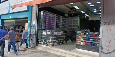 Local en arriendo está ubicado en el Barrio San Andresito, Estrato 3, con un área de 15 m². El inmueble cuenta con baños comunales y pisos en cerámica. Además, ofrece una altura interna adecuada y un sistema de cableado instalado. El local se encuentra frente a la estación de la Sabana de Transmilenio, lo que le otorga excelente visibilidad y acceso. Cuenta con vitrinas de vidrio y entrepaños de exhibición con iluminación LED, ideales para exhibir productos. Para más información, comuníquese con el ejecutivo comercial Cristian Arias al celular o WhatsApp 3157591480 o al correo cristian.arias@inmobiliariasaliadas.com
