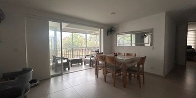 OPORTUNIDAD - APARTAMENTO ESQUINERO 93M² RICAURTE
$355.000.000 NEGOCIABLE | Leasing Asumible Banco Occidente

DESTACADOS:
- Solo 2 años - ¡Prácticamente nuevo!
- 4 ESPACIOS: 3 habitaciones + estudio/oficina/sala TV
- Esquinero piso 2 con vista panorámica al parque
- 2 parqueaderos escriturados
- Balcón con JACUZZI privado y mosquitero
- Opción amoblado

DISTRIBUCIÓN 93M²:
- Suite principal: walk-in closet, baño privado, balcón c/jacuzzi
- 2 habitaciones adicionales con closet
- Espacio versátil (estudio/4ta hab/oficina)
- 2 baños completos
- Cocina integral con barra americana
- Vista directa parque infantil y cancha tenis

AMENIDADES RESORT:
2 piscinas + jacuzzis | Gimnasio | Cancha tenis + voley playa
Parque infantil | Sauna y turco | 2 terrazas con salones sociales Vigilancia 24/7

IDEAL: Familias, home office, casa descanso, inversión

Ricaurte, Cundinamarca
Entrega inmediata - Papeles al día