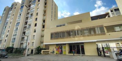 Apartamento con 2 habitaciones mas 2 baños ubicado en el norte de la ciudad de ambiente fresco y luz natural durante el día. Cuenta con cocina integral con gabinetes inferiores y superiores, zona de labores, closet en la habitación principal, baños con lavamanos en cerámica y mirador con vista hacia el norte de la ciudad.