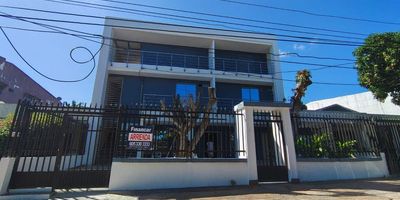 Apartamento en segundo piso ubicado en un agradable y tranquilo sector residencial que ofrece comodidad seguridad y fácil acceso a todo lo necesario para la vida diaria cuenta con dos habitaciones con excelente iluminación natural dos baños funcionales sala y comedor integrados que permiten un ambiente acogedor cocina integral moderna con buen espacio de almacenamiento y un balcón amplio ideal para disfrutar del aire libre compartir en familia o relajarse después de un día de trabajo la zona se destaca por estar cerca de parques perfectos para actividades al aire libre colegios de diferentes niveles educativos, iglesias que complementan un entorno familiar y de convivencia este apartamento es una excelente opción para quienes buscan un lugar cómodo bien ubicado y con un ambiente tranquilo para vivir