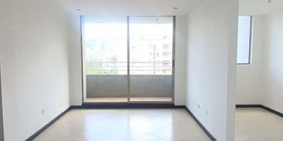 Apartamento en arriendo ubicado cerca a centros comerciales, restaurantes, supermercados, rutas de transporte público, parques y servicios complementarios del sector. Piso en cerámica, puerta de seguridad, sala y comedor independiente, estar de TV, 3 alcobas con vestier y baño en la principal, baño social, cocina integral semi abierta tipo americano, zona de ropas, balcón y parqueadero independiente cubierto . Conjunto cerrado con ascensores, piscina, salón social, parques infantiles, zonas verdes, vigilancia y portería 24 horas, citófono y circuito cerrado de TV.inmuebles sujetos a verificacion de disponibilidad