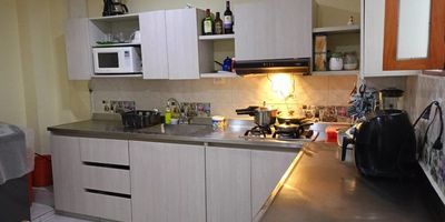 Esta casa de segundo piso tiene 107 metros cuadrados; se encuentra ubicada en el sector San Cayetano, Aranjuez (Medellín); a pocos pasos de Comfama, supermercados como Mercados de la 80 y D1, tres escuelas, dos liceos, rutas de bus al pie del inmueble, además de estar a solo 10 minutos del Centro y 5 minutos de la Universidad de Antioquia. Un sector tranquilo, residencial y con excelente conectividad.
El inmueble está distribuido en tres alcobas, todas con clóset; la alcoba principal cuenta con baño privado y clóset de pared a pared. Tiene además dos baños cabinados en vidrio templado, sala-comedor amplia, cocina integral, hall de alcobas, patio y balcón. Es una casa fresca, iluminada y con espacios muy bien aprovechados.
¡No dejes pasar esta oportunidad única! ¡Contáctanos al 3012021300 para programar una visita y descubre más sobre esta increíble propiedad!