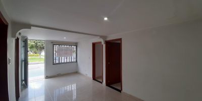 Descubre este excelente apartamento ubicado en Tisquesusa, un espacio lleno de comodidad y luz natural. Cuenta con dos acogedoras alcobas con closet, un baño, cocina integral, sala–comedor y zona de lavandería, todo con muy buenos acabados y una distribución ideal para disfrutar cada rincón del hogar.Su ubicación es simplemente perfecta: a pocos pasos de la estación Calle 77, la AV Ciudad de Cali, la Universidad El Minuto y el centro comercial Titan Plaza, con acceso rápido a las avenidas Calle 80, AV Ciudad de Cali y Calle 77. ¡Un lugar estratégico y cómodo para vivir 