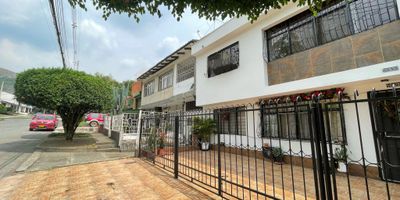 Gespron alquila hermosa Casa en el norte de Cali, barrio el bosque, en segundo piso con parqueadero para un carro pequeño, en ante jardín consta de sala, comedor, amplia e  iluminada, sala  auxiliar, baño social, cocina integral con muebles en madera en parte superior e inferior, baño social amplio e iluminado con divisiones en vidrio, cuenta con dos habitaciones amplias con clóset en madera de piso a techo y baño social  completo con división en acrílico, zona de ropas  con patio, e instalacion para lavadora cerca de la autopista Cali-Yumbo , cerca de pricemart, cerca a centro empresa, cerca al barrio la flora, zona residencial,qué esperas llámanos ya!