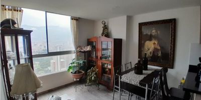 En venta apartamento en Bello sector Machado, en un piso 24, con un área de 40.86m2, cuenta con dos habitaciones, closet, dos baños, sala, cocina integral, zona de ropa; además la unidad brinda zonas comunes como piscinas, sauna, zona BBQ, zonas infantiles, tiene parqueaderos comunes. Predial - 498.000, Administración - 154.318 ¡Contáctanos para mas información!

