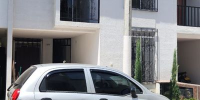 Descubre esta espectacular casa de tres niveles en alquiler, ubicada en el barrio Ciudadela Comfandi, ideal para quienes buscan confort y una excelente ubicación. En el primer piso, encontrarás una acogedora sala comedor, un estar de televisión, una cocina semi integral y una zona de oficios con lavadero de ropa.
En el segundo piso, la casa cuenta con tres alcobas, una de ellas con balcón y baño privado, además de un baño de alcobas para mayor comodidad. En el tercer piso, se encuentra la alcoba principal con un balcón.
El condominio ofrece una portería de seguridad con vigilancia 24/7, citófono, piscina para adultos, salón social, zonas verdes y parqueadero para un vehículo.
Ubicada a solo una cuadra de la Avenida Simón Bolívar, esta casa está cerca de colegios, supermercados, restaurantes, estaciones de gasolina y parques con amplias zonas verdes. Además, cuenta con cómodas vías de acceso y transporte público cercano.
¡Contáctanos y agenda tu visita hoy mismo!