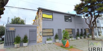 !!OPORTUNIDAD DE NEGOCIO!!SE RENTA AMPLIA CASA COMERCIAL UBICADA EN EL BARRIO ALCAZARES, CUENTA CON 250 m2, DISTRIBUIDOS EN 6 HABITACIONES DISEÑADAS PARA OFICINAS, 3 BAÑOS, 1 DEPOSITO AMPLIO Y DOS PARQUEADEROS. ADEMAS DE UNA PUERTA DE ACCESO AUXILIAR. DISFRUTA DE UNA UBICACION PRIVILEGIADA AL ESTAR CERCA DE VIAS PRINCIPALES COMO AV CARRERA 30 Y DE UNA ZONA COMERCIAL PERFECTA PARA SITUAR NEGOCIO.
