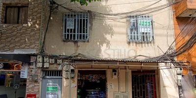 Agradable apartamento ubicado en el sector de Manrique central, en la carrera 45, piso 2, tiene un área de 50 metros aproximadamente. El inmueble cuenta con: 2 alcobas, 1 baño cabinado, 1 closet, sala-comedor, cocina semi-integral con red de gas, y piso en baldosa.Los datos de los inmuebles promocionados en la página web están sujetos a cambio y verificación de disponibilidad.