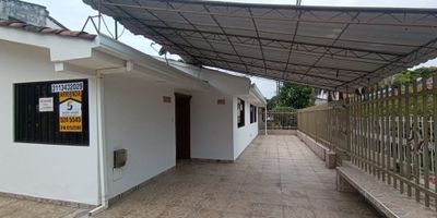 En una tranquila zona residencial, se encuentra esta moderna casa esquinera de 180 metros cuadrados. Con 4 habitaciones, 2 baños y 4 parqueaderos independientes, ofrece comodidad y amplitud. La cocina integral, el family room y el comedor independiente brindan espacios acogedores. Remodelada y con iluminación natural, cada rincón refleja elegancia. Además, cuenta con zona de ropas, sala auxiliar y baño auxiliar. Su ubicación privilegiada cerca de supermercados, parques y vías de acceso, la convierten en una opción ideal para quienes buscan un hogar con todas las comodidades. Contáctame para más información: Milton Leonardo Galindo Perez, 3113432029.