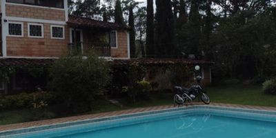¡Oportunidad única en Girardota! Venta de finca/casa campestre en Vereda El TotumoUbicada en la parte alta, a solo 10 minutos del parque principal, ideal para quienes buscan tranquilidad y naturaleza sin alejarse de la ciudad.Características principales: Área construida: Dos niveles con excelente distribución.Primer nivel: 2 alcobas, 2 baños, salón comedor, cocina integral mixta (gas domiciliario), zona de ropas y star.Segundo nivel: 4 alcobas, 3 baños, 2 balcones, mansarda. Parqueadero doble paralelo cubierto + cuarto útilPisos en baldosa granito y cerámicaCasa campestre con linderos definidos y topografía casi planaExtras que enamoran: Piscina privada, Árboles frutales y ornamentales, Casa de mayordomo, Portón eléctrico. Acceso compartido con 5 fincas vecinas (placa huella y rieles)vende a puerta cerrada (excepto objetos personales).Perfecta para vivienda campestre, inversión o reformar.Girardota – Vereda El Totumo ¡Disfruta la paz del campo con la comodidad de la ciudad!Contáctanos para más información y agendar tu visita.