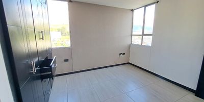 apartamento en arriendo en el conjunto alameda del rio

canon de un millon trescientos mil pesos incluida la administracion
area de sesenta y un metros cuadrados con seis decimetros cuadrados

disfruta de un espacio moderno y comodo con acceso a excelentes zonas comunes para toda la familia

caracteristicas del apartamento
tres habitaciones con closet
dos banos
sala
comedor
cocina integral
zona de lavanderia interna
parqueadero cubierto

zonas comunes del conjunto
salon comunal
recepcion
cancha multiple
juegos infantiles
amplias zonas verdes
dos ascensores
vigilancia durante veinticuatro horas