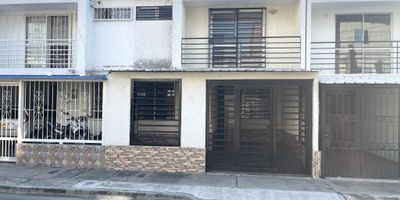 En una tranquila zona residencial, se encuentra esta moderna casa de 85 metros cuadrados con una distribución perfecta. Al ingresar, te recibirá un acogedor hall de alcobas que te guiará hacia las 4 habitaciones, cada una con iluminación natural y piso en cerámica. La cocina integral en forma de L te invita a disfrutar de tus mejores recetas, mientras que el balcón te brinda un espacio para relajarte. Además, cuenta con zona de ropas, estudio, baño auxiliar y vestier. Con gas natural y garaje independiente, esta propiedad ofrece comodidad y seguridad. Su ubicación cercana a colegios, universidades, transporte público y zonas comerciales la convierten en una excelente opción para tu familia. ¡Descubre tu nuevo hogar en este acogedor espacio!