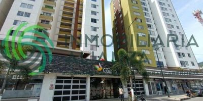 Se vende apartamento moderno con una vista privilegiada, excelente ventilación y luz natural durante todo el día. Ubicado en conjunto cerrado, en un séptimo piso, con un área total de 48.06 M2 distribuidos de manera funcional y confortable Características del inmueble: Acogedora sala-comedor con excelente iluminación. Cocina integral en perfecto estado. Zona de ropas independiente. Baño auxiliar moderno. Dos alcobas con clóset, incluyendo una alcoba principal con baño privado. Dos parqueaderos escriturados para moto.  Amenidades del conjunto residencial: Vigilancia 24 horas y acceso controlado. Piscina, sauna y zona BBQ. Salón social abierto y juegos infantiles.  Entorno tranquilo, altamente residencial y con excelente ubicación, cerca de supermercados, colegios y transporte público  Si deseas conocer esta propiedad contáctame y agenda tu visita.