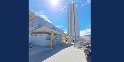 apartamento en arriendo en torres del cielo uno

area construida de cincuenta y seis metros cuadrados con veinte centimetros cuadrados
canon de ochocientos veinte mil pesos incluida la administracion

vive en un conjunto residencial con amplios espacios para compartir en familia

caracteristicas del apartamento
tres habitaciones
dos banos
sala
comedor
cocina integral
zona de lavado interna
balcon
parqueadero comunal

zonas comunes del conjunto
vigilancia durante veinticuatro horas
dos ascensores
salon comunal
cancha multiple
juegos infantiles