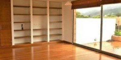 ADRIANA BLANCO. EXCLUSIVA CASA DE 400M2 CON LOTE DE 1500M2 CON ESPECTACULAR JARDÍN Y TERRAZAS EN VENTA, UBICADA EN ZONA RESIDENCIAL DE CHÍA CON CONTRATO DE ARRENDAMIENTO. CONJUNTO RESIDENCIAL CERRADO, MUY TRANQUILO, BIEN HABITADO Y CON EXCELENTE SEGURIDAD. CASA MODERNA  DE 400M2 CON JARDÍN, CUENTA CON ESPECTACULAR DISEÑO ARQUITECTÓNICO, ABUNDANTE ENTRADA DE ILUMINACIÓN NATURAL, EXCELENTE DISTRIBUCIÓN, VENTANALES DE PISO A TECHO, ACABADOS AAA. SALA Y COMEDOR INDEPENDIENTES, CHIMENEA, COCINA AMPLIA CON SALIDA A UN PEQUEÑO PATÍO CON PLANTAS, ZONA DE LAVANDERÍA INDEPENDIENTE, CUARTO Y BAÑO DE SERVICIO, 4 HABITACIONES AMPLIAS 4 BAÑOS, LA PRINCIPAL CUENTA CON WALKING CLOSET Y SALIDA A TERRAZA, RODEADA DE HERMOSAS Y AMPLIAS ZONAS VERDES, SENDEROS PEATONALES Y ECOLÓGICOS, JARDÍN PRIVADO, AMPLIO GARAJE PARA 4 CARROS, 2 CUBIERTOS Y DEPÓSITO. EL HOGAR IDEAL PARA DISFRUTAR LA EXCLUSIVIDAD, EL ESPACIO Y LA NATURALEZA EN FAMILIA.  ADRIANA BLANCO INMOBILIARIA