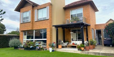 DESCUBRE ESTA HERMOSA CASA EN ARRIENDO EN HACIENDA FONTANAR, UN LUGAR DONDE CADA DÍA EMPIEZA CON EL SONIDO DE LOS PÁJAROS Y TERMINA CON LA ARMONIA DE UN ATARDECER SOBRE UN JARDIN VERDE INTENSO DONDE EL CONFORT Y LA SEGURIDAD SE ENCUENTRAN. EXCELENTE UBICACIÓN ESTRATÉGICA CERCA A CENTROS COMERCIALES COMO FONTANAR, CON EXCELENTES VÍAS DE ACCESO POR LA AUTOPISTA NORTE Y LA VARIANTE CHÍA-COTA. LA HACIENDA TE OFRECE UN ESTILO DE VIDA PRIVILEGIADO CON DOS CLUB HOUSES, PISCINAS, CANCHAS DE TENIS ILUMINADAS, SAUNA Y TURCO, GOLF, LAGOS, ZONAS VERDES, CICLORRUTA Y VIGILANCIA 24/7. ESTA HERMOSA PROPIEDAD COMBINA ELEGANCIA Y CALIDEZ EN UN DISEÑO MODERNO Y FUNCIONAL, CON ESPACIOS LLENOS DE LUZ NATURAL, ALARMA PERIMETRAL Y ACABADOS AAA. CUENTA CON AMPLIA ZONA SOCIAL INTEGRADA A UNA TERRAZA CUBIERTA Y JARDÍN PRIVADO QUE INVITAN A DISFRUTAR EN FAMILIA. DISTRIBUCIÓN IDEAL CON 3 HABITACIONES LA PRINCIPAL CON WALKING CLOSET, 3 BAÑOS, COCINA ABIERTA Y EQUIPADA, SALA CON CHIMENEA, COMEDOR INDEPENDIENTE, ZO