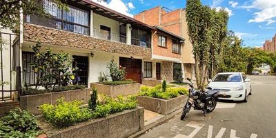 Agradable apartamento ubicado en el sector de Belen aliadas, en la carrera 83 E, piso 1, tiene un área de 170 metros aproximadamente. El inmueble cuenta con: 4 alcobas, 3 baños (2) cabinados, 3 closets, sala-comedor, cocina integral con red de gas, y piso en cerámica y porcelanato. 
Los datos de los inmuebles promocionados en la página web están sujetos a cambio y verificación de disponibilidad.