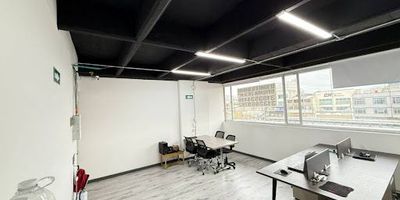Moderna oficina ubicada en el estratégico sector de Puente Aranda, con aproximadamente 26.43 MT2 , una de las zonas industriales y empresariales más dinámicas de Bogotá. El espacio cuenta con excelente iluminación natural, distribución funcional y acabados en perfecto estado, ideal para empresas, profesionales independientes o emprendimientos que buscan un lugar cómodo y accesible.

Su ubicación ofrece amplias facilidades de movilidad. Cerca encontrarás comercio variado, bancos, restaurantes, servicios empresariales y rutas de transporte público.

La oficina se encuentra en un edificio de uso empresarial, con vigilancia, recepción y fácil acceso para visitantes y colaboradores. Es una excelente oportunidad para posicionar tu negocio en un punto estratégico de la ciudad.