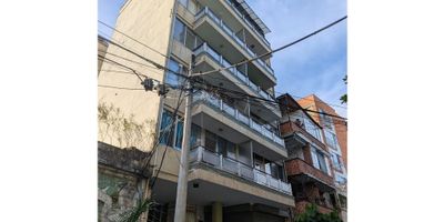 SE VENDE APARTAMENTO EN MEDELLÍN – SECTOR LA CANDELARIA
Edificio Wolf PH | Piso 4

¿Buscas un hogar en el corazón de Medellín, con excelente conectividad y rodeado de cultura? Este amplio apartamento en el Edificio Wolf PH es ideal para quienes desean vivir cerca de todo, sin perder comodidad y tranquilidad.

Características del inmueble:

✔️ Área construida: 91 m²
✔️ Estrato: 4
✔️ Piso: 4
✔️ 3 alcobas amplias
✔️ 2 baños completos
✔️ Cocina funcional con red de gas
✔️ Calentador a gas
✔️ Ingreso con huella digital y tarjeta
✔️ Balcón 
✔️ Iluminación natural privilegiada 
✔️ No cuenta con parqueadero

? Ubicación privilegiada:

Ubicado frente al Colegio María Auxiliadora, a pocos pasos del Teatro Águila Descalza, y del acogedor Café y Librería El Solar del Águila Descalza, este apartamento está en una de las zonas más tradicionales y vibrantes del Centro de Medellín.

? Zonas comunes:

✔️ Edificio con acceso controlado y excelente mantenimiento
✔️ Comunidad tranquila

? Precio de venta: $310.000.000 (negociables)

MAS INFORMACIÓN POR WHATSAPP AL:
? 3125142995
