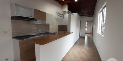 Se arrienda apartaestudio de 50m² en Bello, barrio La Florida. Apartaestudio ubicado en un tercer piso, cuenta con piso en porcelanato, cocina integral con barra de madera, zona de ropas, sala amplia e iluminada, baño moderno con cabina de vidrio y una habitación con clóset. No dispone de red de gas.Está ubicado a solo 8 minutos de la estación del metro Madera, cerca del supermercado Barcelona, en un sector con acceso a comedores, colegios y servicios esenciales. ¡Ideal para quienes buscan comodidad y excelente ubicación!