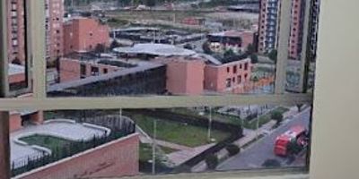 ¡Arrienda este espectacular apartamento en La Felicidad! Con una excelente distribución de 55 m, este inmueble ofrece comodidad, estilo y una ubicación privilegiada en una de las zonas más apetecidas del occidente de Bogotá. Cuenta con 3 habitaciones iluminadas, 2 baños modernos, sala comedor amplia, cocina integral funcional y un ventanal que permite disfrutar de una vista increíble. Incluye estar hall, parqueadero privado y parqueadero para visitantes. Vive en un conjunto tipo club house con espacios pensados para el bienestar y la recreación. Su ubicación es inmejorable, cerca del Centro Comercial Hayuelos, Centro Comercial Multiplaza, Meridiano 13, la Calle 13, la Avenida Boyacá y la Avenida Ciudad de Cali.Ideal para quienes buscan confort, seguridad y cercanía a todo. ¡No dejes pasar esta oportunidad!