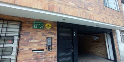 Hermosos e iluminado apartamento, ubicado en un segundo piso con vista exterior, Edificio Granja 77, se distgribuye de la siguiente forma:

Sala - comedor, 3 alcobas, cada una con su closet, la alcoba principal con baño privado y Baño de alcobas en el hall, cocina integral abierta, tipo americano, cuarto de lavado independiente, cuenta con calentador de paso a gas y Garaje propio cubierto.

Su ubicación privilegiada lo sitúa a pasos del Centro Comercial Titán Plaza, el prestigioso Colegio Tabora y la serenidad del Humedal Santa María del Lago, brindando un equilibrio perfecto entre vida urbana y naturaleza. Disfrute de una conectividad inigualable gracias a su proximidad a importantes arterias viales como la Avenida Ciudad de Cali, la Calle Ochenta, la Calle Setenta y Dos y la Avenida Boyacá. Una oportunidad excepcional para vivir o invertir en un sector de alta valorización.

 
