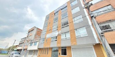 Apartaestudio tipo loft en arriendo ubicado en el barrio Zarzamora, Estrato 3, con un área de 30 m². Cuenta con sala-comedor, una alcoba con cortinas y closet, cocina integral con estufa eléctrica y un baño con ducha eléctrica. Dispone de zona de ropas y garaje cubierto sencillo. El inmueble tiene pisos en laminado y cerámica, además de una vista panorámica. Se encuentra en un sector con cómodas vías de acceso, cercano a estaciones del SITP, tiendas, zona comercial y vías principales, como la Calle 72, Calle 72A, Carrera 89 y Carrera 88. Para mayor información, comuníquese con el ejecutivo comercial Yonni Ospina al celular o WhatsApp 317 438 0664 o al correo yonni.ospina@inmobiliariasaliadas.com
