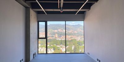 Oficina en venta en edificio empresarial con muy buena ubicación cerca a vías principales, centros comerciales, restaurantes, rutas de transporte público y servicios complementarios del sector. Piso en madera, 1 espacio, cableado de red, techo cielo raso, aire acondicionado central y parqueadero cubierto. Conjunto cerrado con ascensor, vigilancia y portería 24 horas, circuito cerrado de TV, parking visitantes con costo, bahía de parqueo, auditorio, baños comunales y planta eléctrica.,inmuebles sujetos a verificacion de disponibilidad