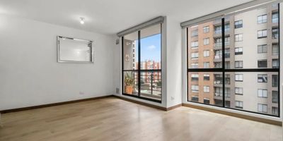 Para mayor información escribanos vía WhatsApp y uno de nuestros agentes inmobiliarios te atenderá. Moderno apartamento de 3 habitaciones y 2 baños en Colina Campestre, con 70 m² bien distribuidos para garantizar comodidad y funcionalidad.
Su ubicación estratégica ofrece proximidad al Multidrive de Colina, Éxito WOW y Centro Comercial Parque La Colina, con acceso a servicios, restaurantes y entretenimiento.
Conectado a vías principales como la Avenida Boyacá y Calle 138, facilita el transporte público y privado.
Este espacio cuenta con áreas sociales integradas, ideales para reuniones familiares, y un vecindario tranquilo rodeado de zonas verdes, perfecto para disfrutar actividades al aire libre.

