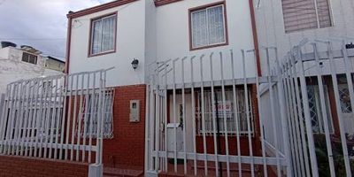 Casa en arriendo ubicada en el barrio Nuevo Muzú, en la localidad de Tunjuelito, a pocas cuadras de Venecia y a pocos minutos de la Avenida Boyacá y la Autopista Sur. Ofrece una excelente ubicación y fácil movilidad. La casa cuenta con dos plantas distribuidas de la siguiente manera en el primer piso se encuentra la sala-comedor con vista exterior, cocina cerrada muy amplia, baño social, estudio con muebles en madera, zona de descanso, zona de lavandería independiente y una habitación auxiliar con baño completo. En el segundo piso se encuentran tres habitaciones, incluida la principal con baño privado. Para mayor información comunicarse al 3115831202 o al correo luis.martinezinmobiliariabogota.com. El equipo de Inmobiliaria Bogotá está comprometido a brindar una experiencia de vida excepcional desde el primer momento en que nuestros clientes se unen a nuestra comunidad.