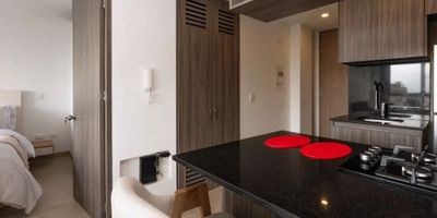 Para mayor información escribanos vía WhatsApp y uno de nuestros agentes inmobiliarios te atenderá.Descubre la comodidad y el encanto de este nuevo apartamento en Chapinero Alto! Ubicado a solo dos cuadras del Hospital Militar y de la carrera séptima, este apartamento amoblado es perfecto para solteros o parejas que buscan una vida vibrante en Bogotá.
Desde su excelente iluminación natural hasta su vista panorámica, este apartamento tiene todo lo que necesitas.
Además de su cocina equipada con barra estilo americano y zona de lavandería, disfrutarás de hermosos atardeceres desde tu hogar.
La ubicación privilegiada de este apartamento te permitirá acceder fácilmente a colegios, universidades, transporte público y zonas urbanas.
No dejes pasar esta oportunidad de estrenar un hermoso apartamento en Chapinero Alto.

