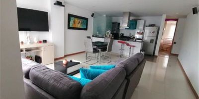 Para mayor información escribanos vía WhatsApp y uno de nuestros agentes inmobiliarios te atenderá.Quieres vivir muy cerca al Centro Internacional de Bogotá Te ofrezco este hermoso apartamento ubicado en el cuarto piso del edificio Kardonal 34 en Teusaquillo.
Muy iluminado, consta de 3 habitaciones la principal con closet doble, estudio, dos baños con divisiones en vidrio templado, amplia sala comedor, cocina integral tipo americano, zona de lavandería, gas natural, calentador de paso electrónico.
Pisos del área social en porcelanato, habitaciones con piso laminado, techos en drywall.


