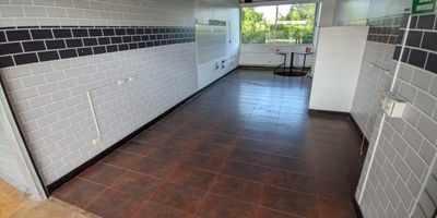 Local disponible para arriendo en Rionegro, ubicado sector exclusivo de Llanogrande, cuenta con un area de 75m2, 2 niveles, en el nivel inferior tiene acceso directo a parqueaderos y el segundo nivel contaría con la entrada principal del local y 1 terraza, con baños comunes, ubicado en vía principal. Ideal para tu negocio!