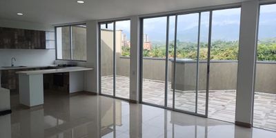 Para mayor información escribanos vía WhatsApp y uno de nuestros agentes inmobiliarios te atenderá.
Espectacular Apartamento.
Como para estrenar! En Conjunto Residencial, con la mejor ubicación en Ciudad Jardín, Seguro Amplio Fresco, Excelente Vista.
116,44Mt2 de área privada, 127.61 área construida.
Primer piso consta de tres habitaciones cada una con baño y closet, la principal con closet vestier.
Balcón en habitaciones, sala de TV, Segundo piso con sala comedor, cocina, baño social y terraza amplia.
Zona de oficios.
Gas.
Parqueadero doble en línea en sótano, deposito.
