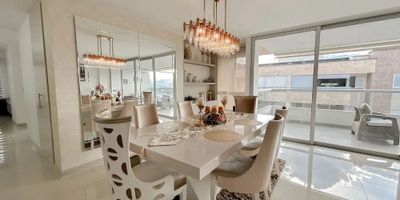 Para mayor información escribanos vía WhatsApp y uno de nuestros agentes inmobiliarios te atenderá. Si deseas un hogar moderno y funcional, este apartamento es para ti! Ubicado estratégicamente en Pance y con un PRECIO DE VENTA POR DEBAJO DE CONSTRUCTORA, este apartamento ofrece un estilo de vida privilegiado que te permite conectar con la naturaleza y te facilita la vida, ya que está a solo minutos de parques naturales, PriceSmart, Carulla y plazas gastronómicas.
Además, instituciones educativas de renombre están a menos de 10 minutos caminando y el gimnasio Smart Fit Cañasgordas a solo 3 minutos | EL CONJUNTO: Relájate en la piscina, sauna o turco, y mantente activo sin salir de casa con el gimnasio equipado y la cancha de squash.
La unidad cuenta con sendero para caminar y planta de energía | EL APARTAMENTO: Su amplio balcón, que se integra a la sala comedor, crea un ambiente perfecto para reuniones con amigos y familia.
La cocina integral con barra americana 
