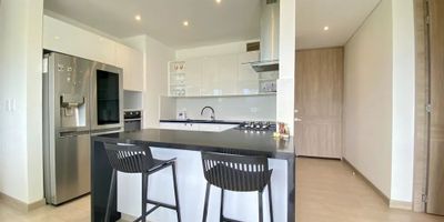 Para mayor información escribanos vía WhatsApp y uno de nuestros agentes inmobiliarios te atenderá.
Si eres amante de los paisajes y atardeceres, este apartamento es ideal para ti.
Venta de hermoso apartamento con vista panorámica hacia la reserva de los farallones de Cali, vive hermosos atardeceres desde tu amplio balcón, piso 8vo con ascensor, parqueo doble en paralelo en sótano, 141 m2 de área, cocina tipo americano, sala comedor, baño social, acabados de lujo, zona de oficios independiente, sala de tv o estudio, 3 alcobas, (2 con baño privado) principal con hall y vestier.
El conjunto cuenta con piscina para adultos y niños, zona de reserva natural, senderos, último piso con bar, juegos, terraza con excelente vista.
