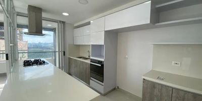 Para mayor información escribanos vía WhatsApp y uno de nuestros agentes inmobiliarios te atenderá.
PRECIO DE OPORTUNIDAD !!! Venta de Espectacular apartamento, Altos de Ciudad Jardín.
Disfruta de un lugar tranquilo con una excelente ubicación y una maravillosa vista desde el piso 10 del Edificio, Torres de 16 pisos con doble ascensor, el apartamento tiene 147 metros cuadrados que se distribuyen en sala-comedor con amplio balcón, Cocina moderna, abierta, súper funcional, amplia zona de oficios independiente, cuarto de servicio con baño y closet, baño de visitas, espacio para estudio y/o sala de televisión, 2 alcobas auxiliares con baño y closet, alcoba principal amplia con vestier, baño privado y balcón.
Parqueadero doble en sótano y depósito.
El edificio tiene una zona social muy completa consta de: Salón de juegos infantiles, Cinema, Gimnasio, doble salón social cubierto, coworking, juegos infantiles, piscinas para niños y adultos.
