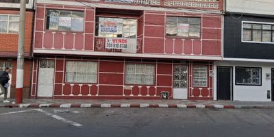 Se arrienda casa de 5 habitaciones y 2 baños, cocina basica, y terraza, con 164 metros cuadrados de espacio para disfrutar en familia.  Tiene  un patio perfecto para relajarse al aire libre. Cercanía a transporte público, colegios y universidades garantiza comodidad y conveniencia. Contáctanos al 3208554119 para más información.