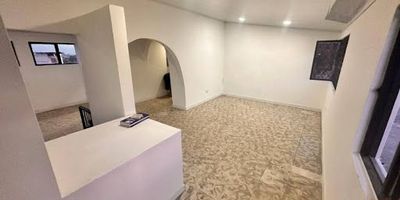 Bonito apartamento ubicado en casa de 60 mtrs, consta de 2 habitaciones, 1 baño, sala comedor, cocina semi-integral, zona de ropas, en el piso 2 