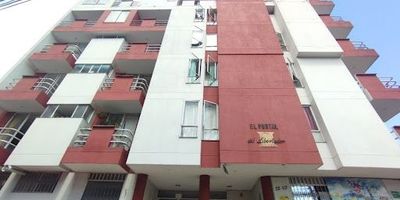 Apartamento en arriendo barrio la universidad. Ubicación interior, cuarto piso, 45 metros cuadrados. Cuenta con 2 alcobas con closet, 1 baño auxiliar con divisiones de ducha en acrílico, cocina integral con estufa y extractor, sin horno, sin calentador, zona de ropas, sala comedor, hall de alcobas, parqueadero asignado. Pisos en cerámica y pintura color blanco y gris tipo 1. El edificio cuenta con citófono, circuito cerrado de tv, salón social.