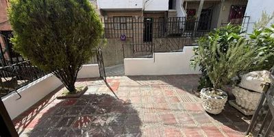 Casa en arriendo sector Niquia, Bello. 

Esta acogedora casa cuenta con una excelente ubicación en una zona residencial tranquila.
Su distribución es cómoda y funcional: 
Salacomedor. 
Cocina sencilla con red de gas. 
Tres alcobas, una con clóset. 
Baño social. 
Patio. 

El inmueble se destaca por sus buenos acabados, espacios amplios y una distribución que ofrece confort y practicidad.