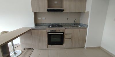 Se arrienda moderno apartaestudio en el municipio de Rionegro en la unidad cerrada Vivari, ubicada frente al Centro Comercial San Nicolas y el Exito. Su ubicacion es estrategica, con acceso directo a la via hacia el Aeropuerto Jose Maria Cordova y el Tunel de Oriente, lo que garantiza excelente conectividad. Ademas, esta cerca de hospitales, colegios y supermercados, lo que lo convierte en una opcion ideal para vivir con comodidad. El apartamento cuenta con espacios bien distribuidos, excelente iluminacion natural y acabados contemporaneos. La unidad ofrece seguridad 24 horas, zonas comunes, juegos infantiles y areas verdes para el disfrute de toda la familia. Un lugar ideal para tu nuevo hogar!