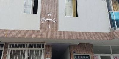 SE ARRIENDA APTO EN SANTANA DE 3 ALCOBAS 2 BAÑOSA SALA COMEDOR COCINA INTEGRAL ZONA DE ROPAS Y PARQUEADERO PARA MOTO.