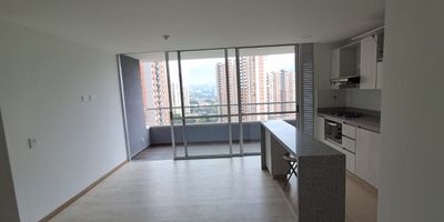 Hermoso apartamento para estrenar, consta de tres habitaciones, dos baños, sala comedor, estudio, cocina integral con zona de ropas, amplio balcón con linda vista, parqueadero y cuarto útil.

Urbanización completa tiene piscina de adultos y niños, juegos infantiles, cancha de squash, salón social, turco, zona de picnic, cancha sintética, gimnasio y turco.