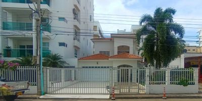 SE VENDE CASA BARRIO EL RECREO MONTERIA, ZONA MAS EXCLUSIVA DE LA CIUDAD, CERCA A LOS LUGAR EXCLUSIVOS DE MONTERIA, CENTROS COMERCIALES, HOTELES, SUPERMERCADOS, IGLESIAS, GIMNACIOS, CENTROS MEDICOS, CLUB CAMPESTRE, BANCOS, UN LUGAR DONDE USTED ENCUETRA TODO LO QUE NECESITAS. LA CASA CON 237 MT2 EN CONSTRUCCION, SE ENCUENTRA DISTRIBUIDA CON JARDIN AMPLIO, TERREZA SALA STAR, ANTE SALA, COMEDOR, SALA DE STAR, PATIO ENCHAPADO, COCINA INTEGRAL, BAÑO SOCIAL, TRES HABITACIONES CON CLOSET Y BAÑOS, ZONA LABORES, HABITACION EMPLEADA CON BAÑO, PISO  SEGUNDO SALA STAR Y DOS HABITACIONES. BALCON.

SU PRECIO ES NEGOCIABLE SE ESCUCHA OFERTA Y PERMUTAS,
